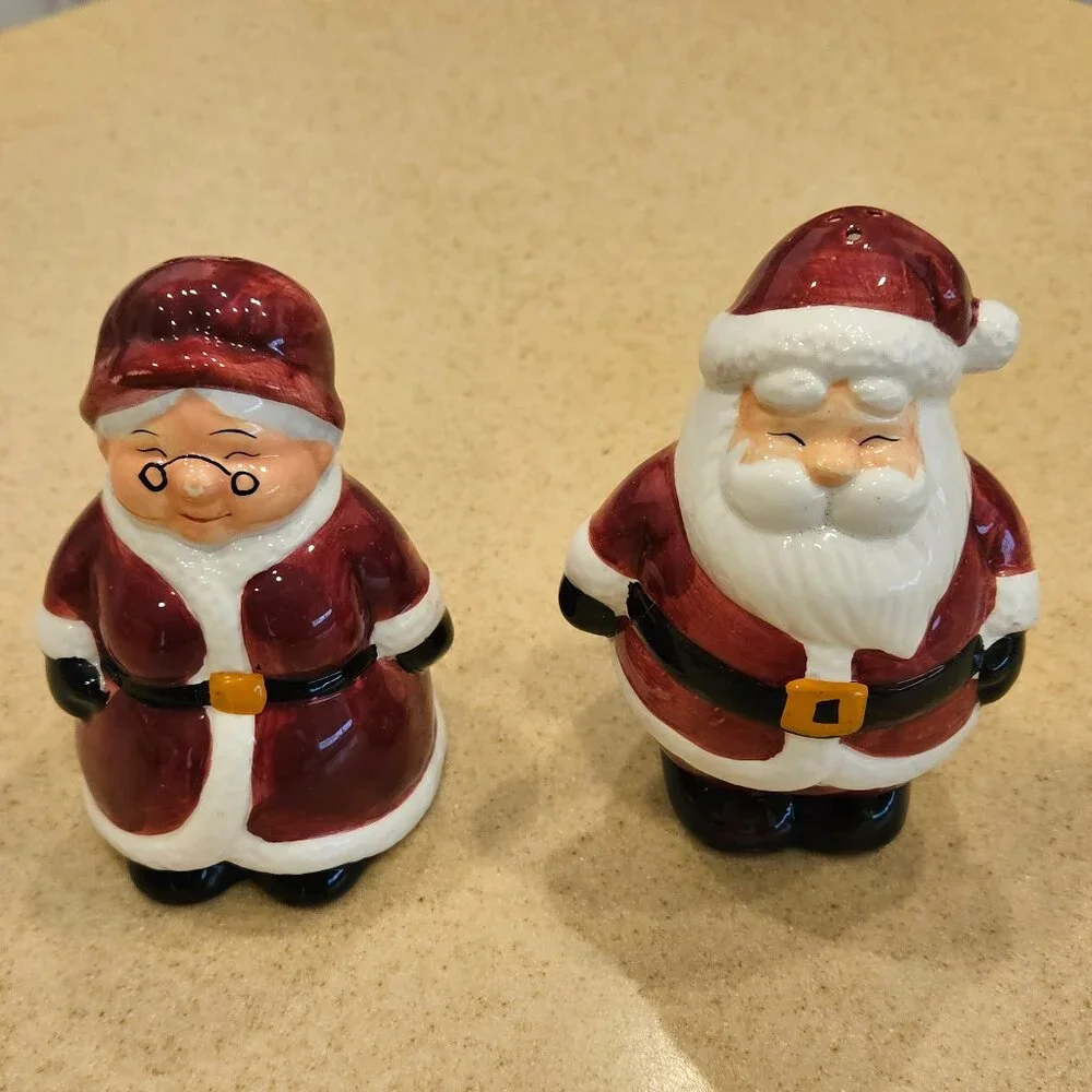 PUBLIX CERAMIC CHRISTMAS HOLIDAY SANTA & MRS CLAUS SALT & PEPPER SHAKERS SET